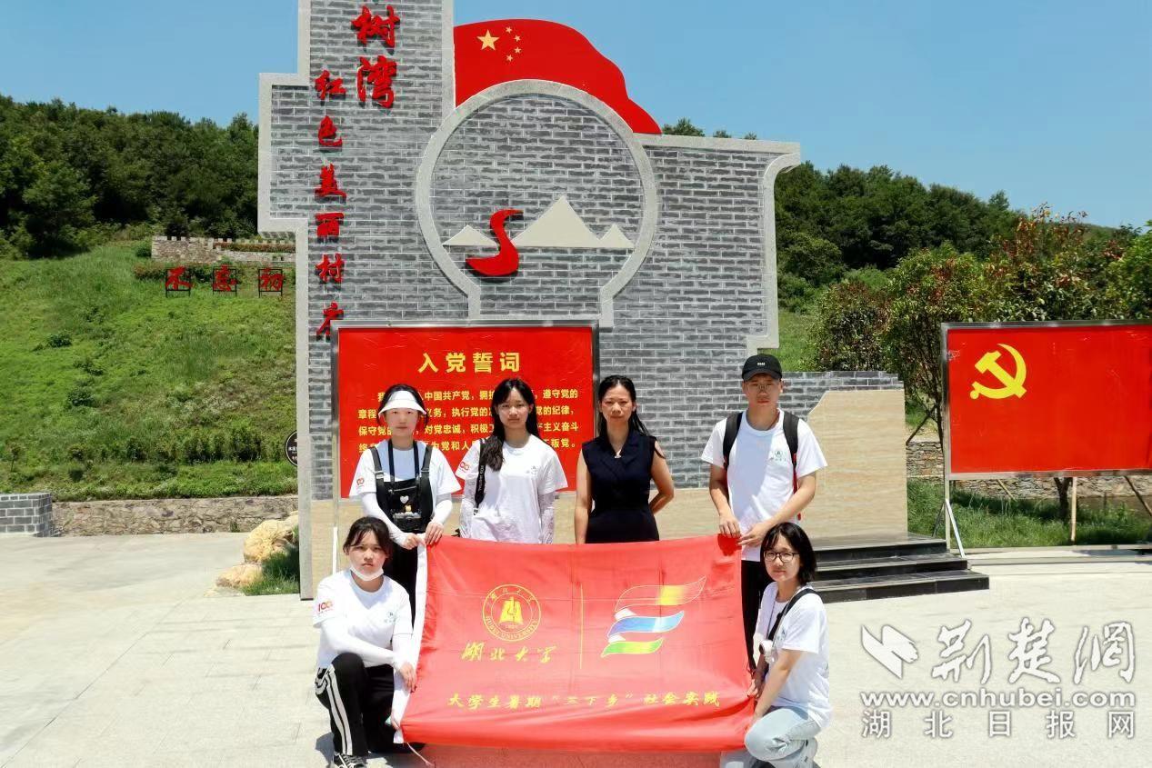 时尚芭比做美甲
